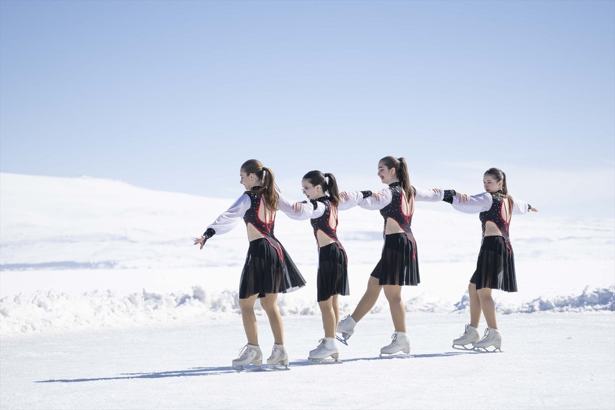 Çıldır Gölü'nde kadın sporculardan nefes kesen gösteri