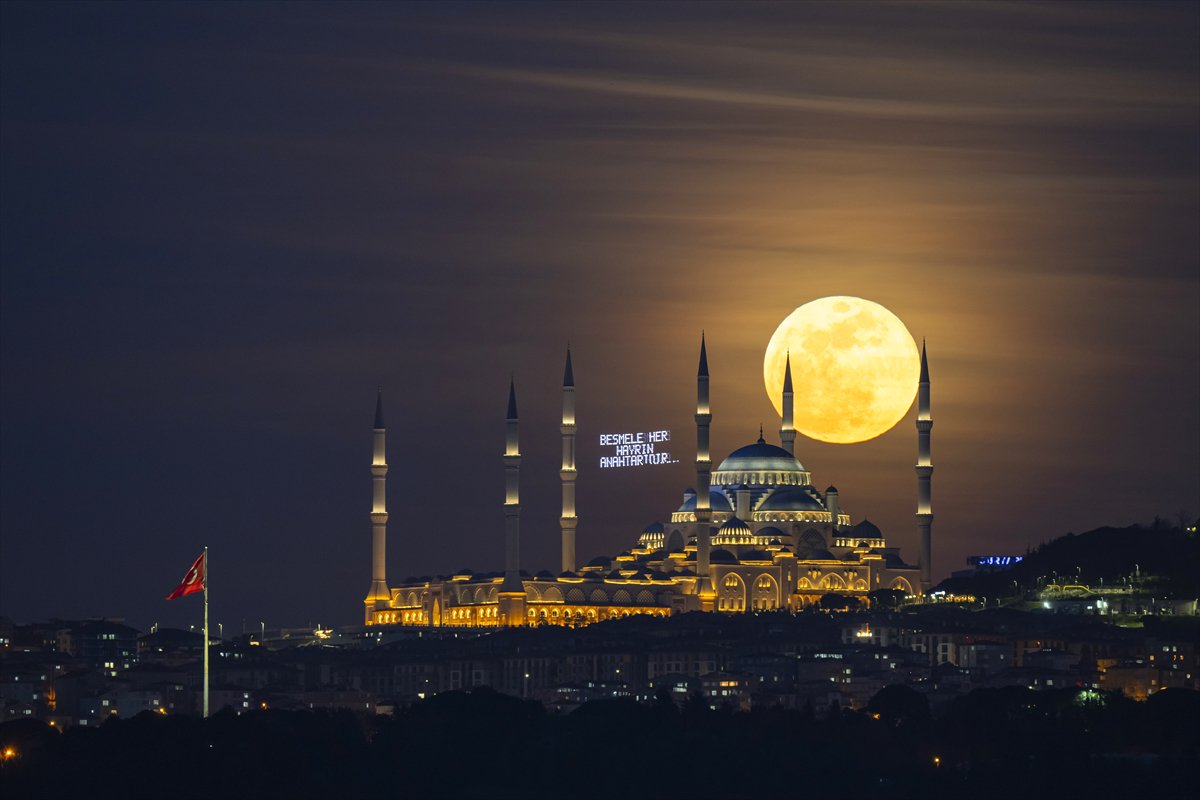 Dolunay, Büyük Çamlıca Camii'ni aydınlatarak yükselirken görüntülendi