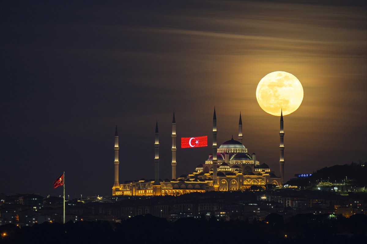 Dolunay, Büyük Çamlıca Camii'ni aydınlatarak yükselirken görüntülendi