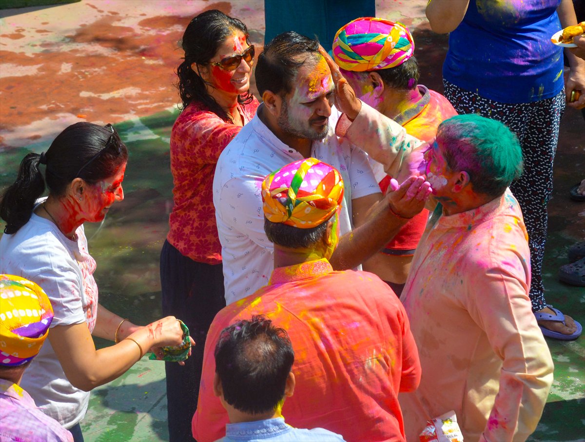 Hindistan'da on binlerce kişinin kutladığı 'Holi' bahar festivali renkli görüntülere sahne oldu