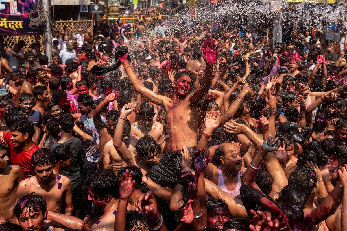 Hindistan'da on binlerce kişinin kutladığı 'Holi' bahar festivali renkli görüntülere sahne oldu