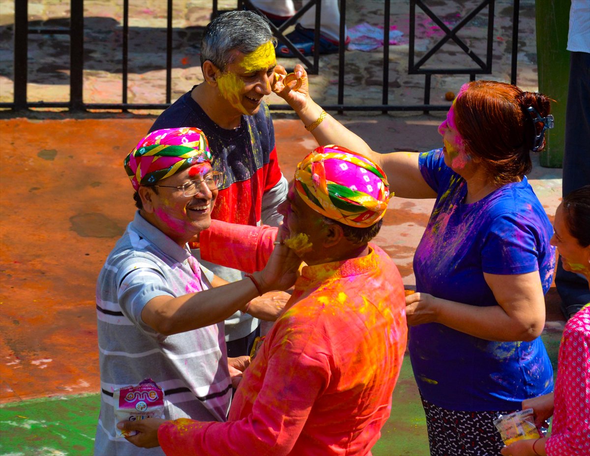 Hindistan'da on binlerce kişinin kutladığı 'Holi' bahar festivali renkli görüntülere sahne oldu