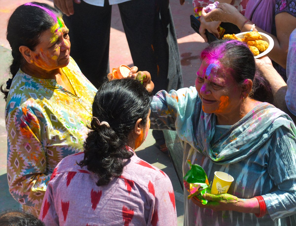 Hindistan'da on binlerce kişinin kutladığı 'Holi' bahar festivali renkli görüntülere sahne oldu