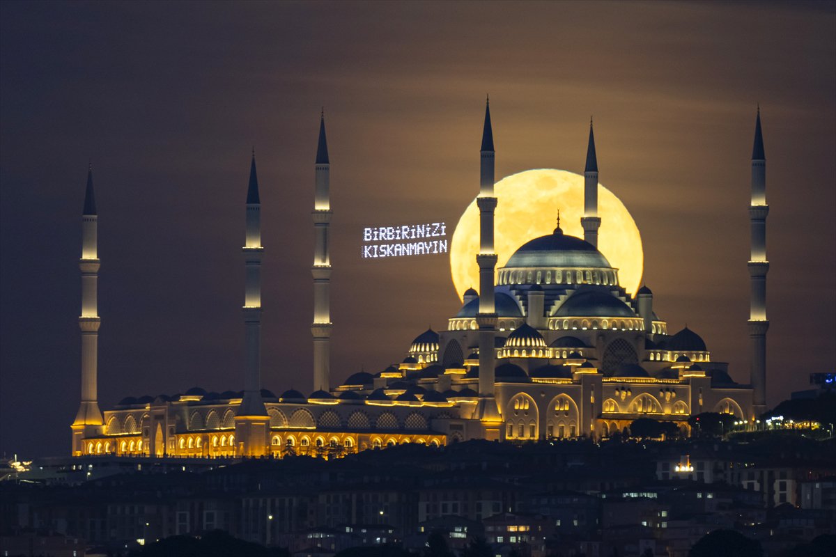 Dolunay, Büyük Çamlıca Camii'ni aydınlatarak yükselirken görüntülendi