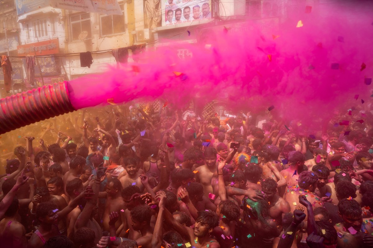 Hindistan'da on binlerce kişinin kutladığı 'Holi' bahar festivali renkli görüntülere sahne oldu