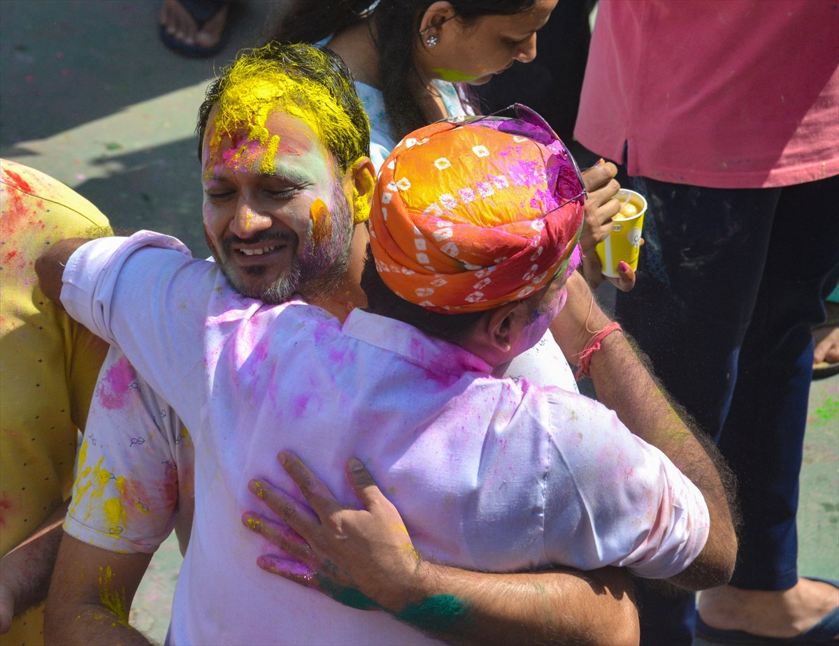 Hindistan'da on binlerce kişinin kutladığı 'Holi' bahar festivali renkli görüntülere sahne oldu