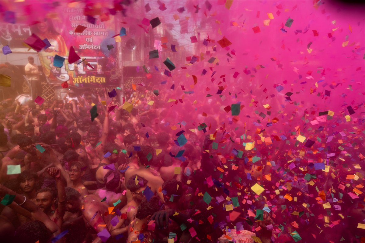 Hindistan'da on binlerce kişinin kutladığı 'Holi' bahar festivali renkli görüntülere sahne oldu
