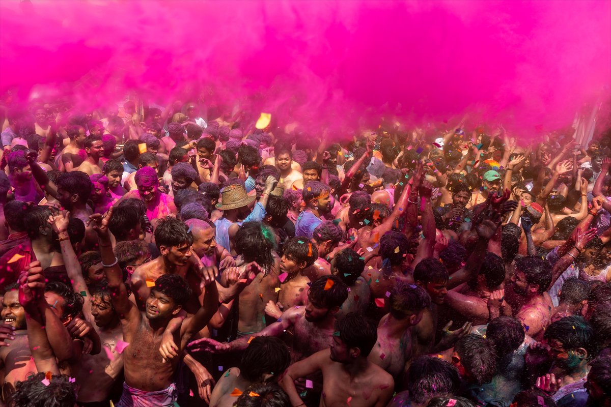 Hindistan'da on binlerce kişinin kutladığı 'Holi' bahar festivali renkli görüntülere sahne oldu