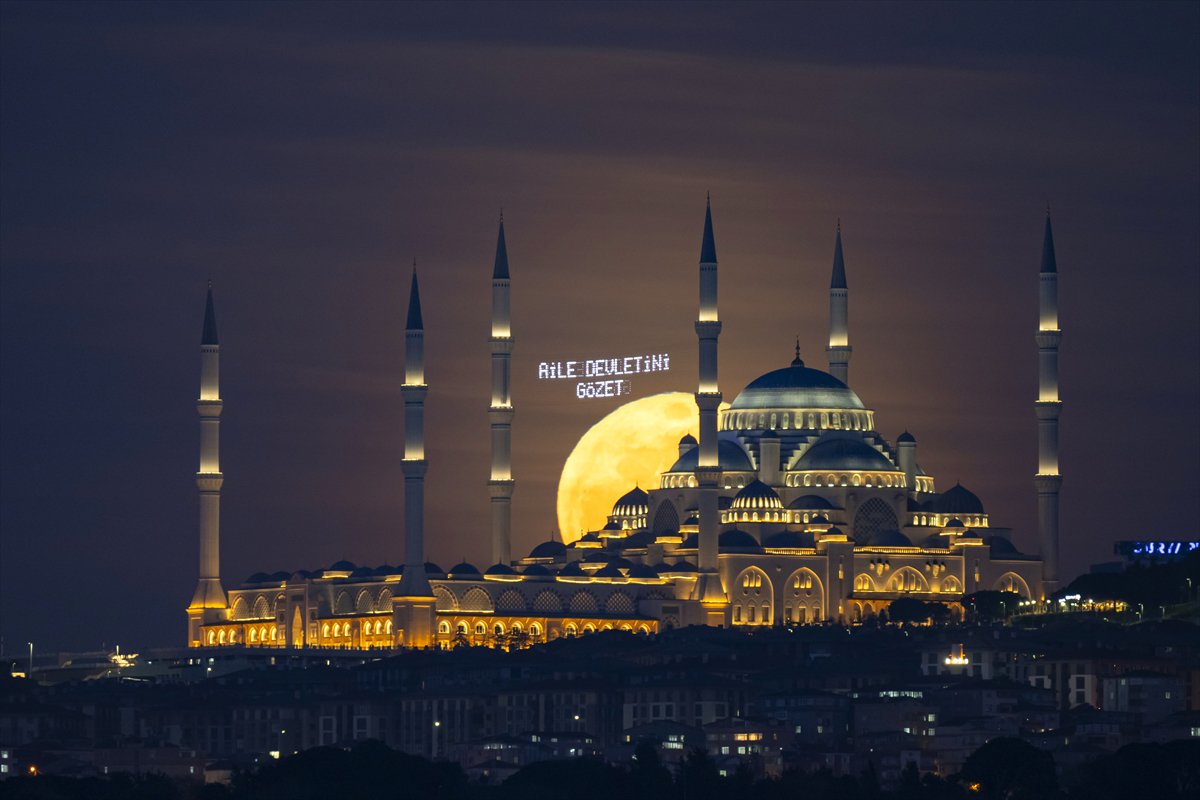 Dolunay, Büyük Çamlıca Camii'ni aydınlatarak yükselirken görüntülendi