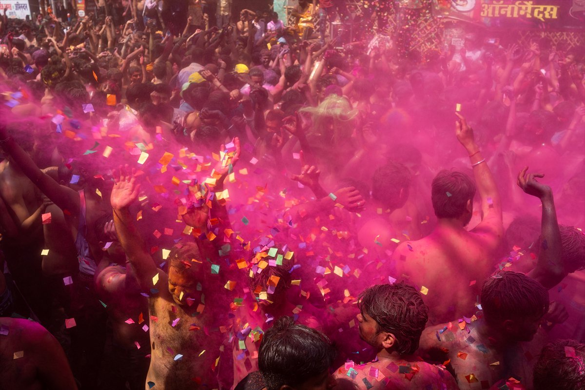 Hindistan'da on binlerce kişinin kutladığı 'Holi' bahar festivali renkli görüntülere sahne oldu