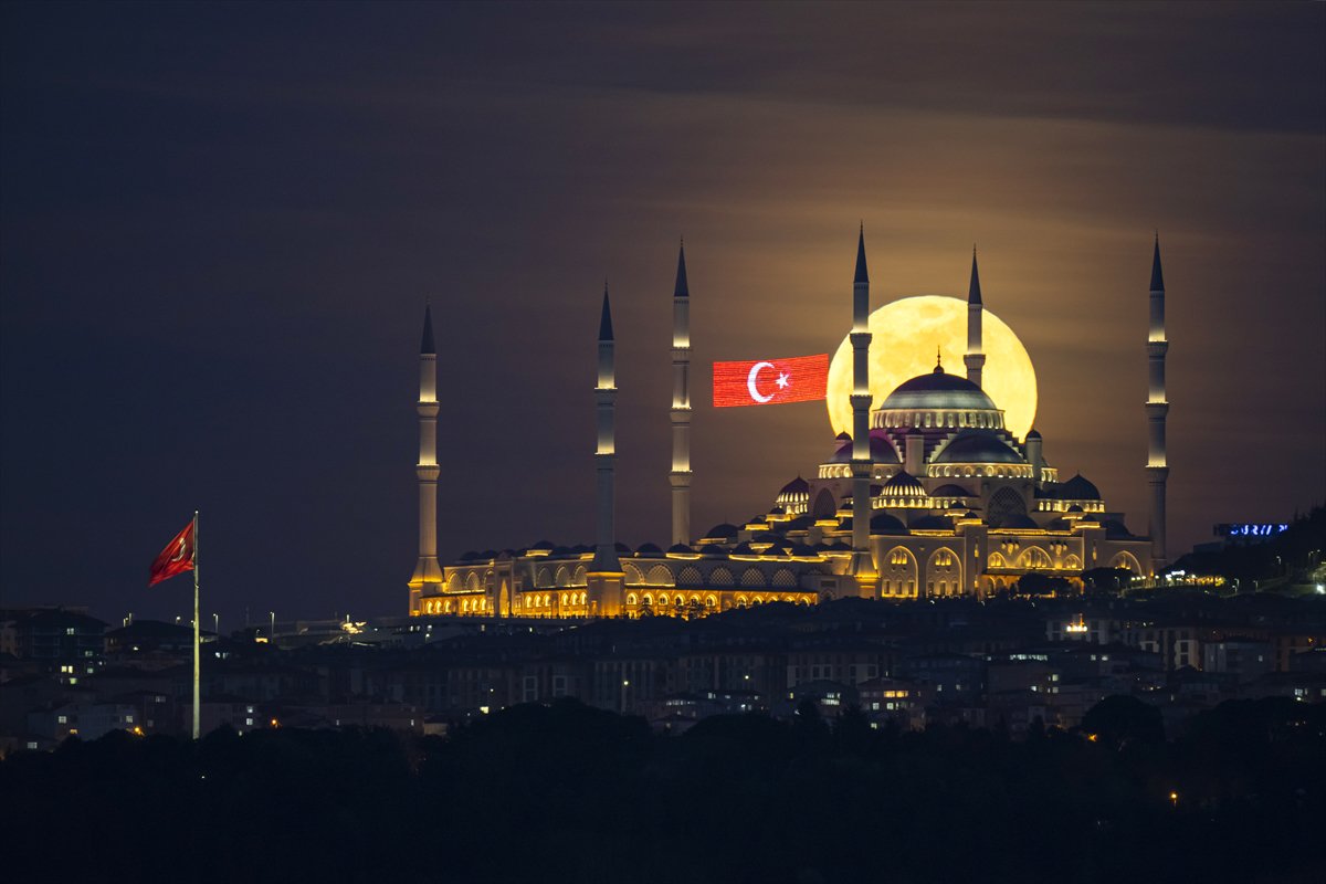 Dolunay, Büyük Çamlıca Camii'ni aydınlatarak yükselirken görüntülendi