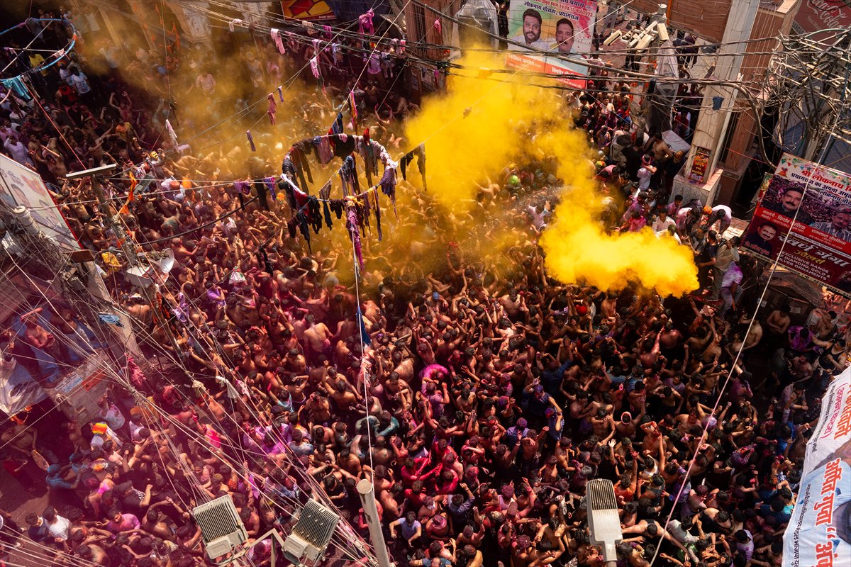 Hindistan'da on binlerce kişinin kutladığı 'Holi' bahar festivali renkli görüntülere sahne oldu