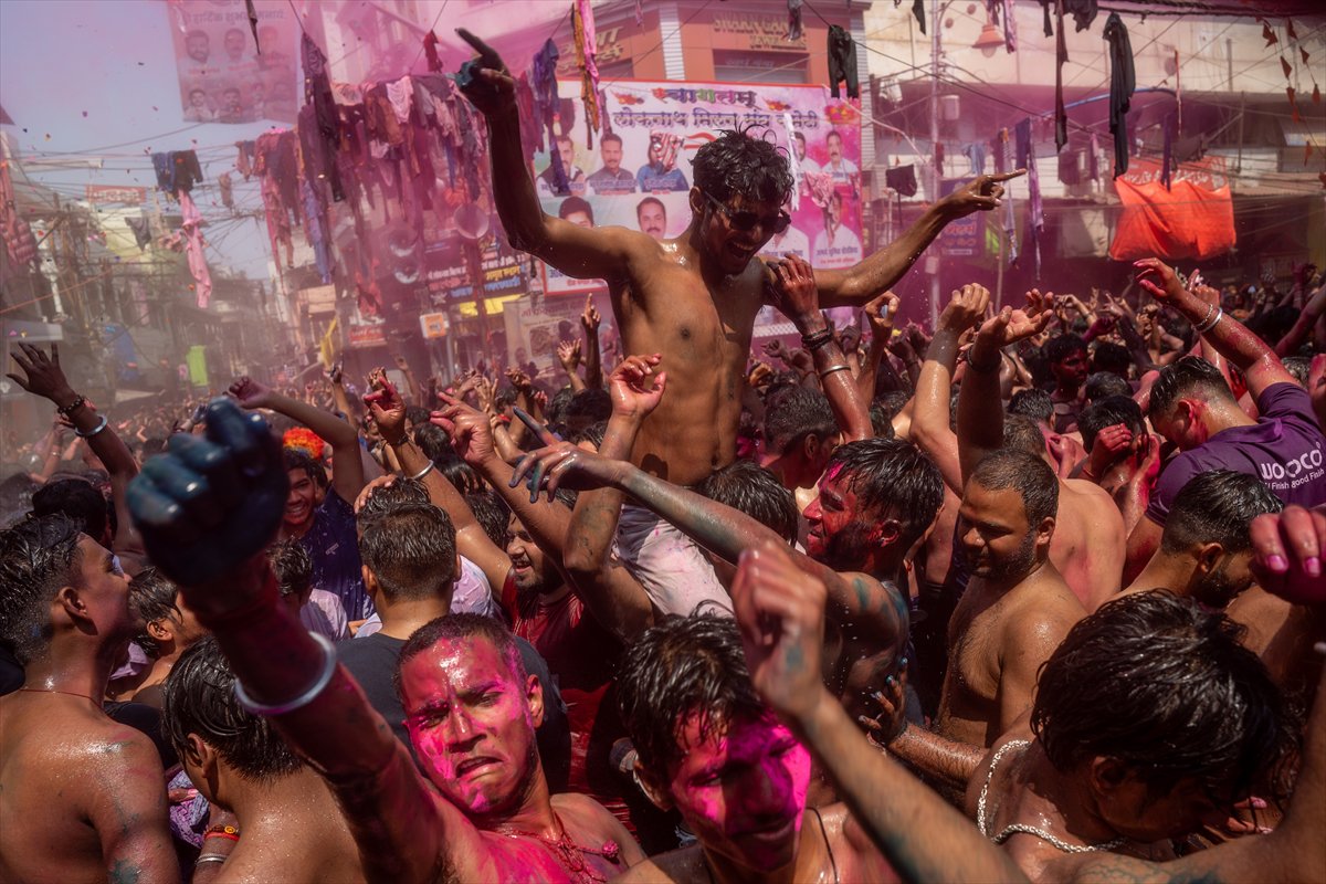 Hindistan'da on binlerce kişinin kutladığı 'Holi' bahar festivali renkli görüntülere sahne oldu