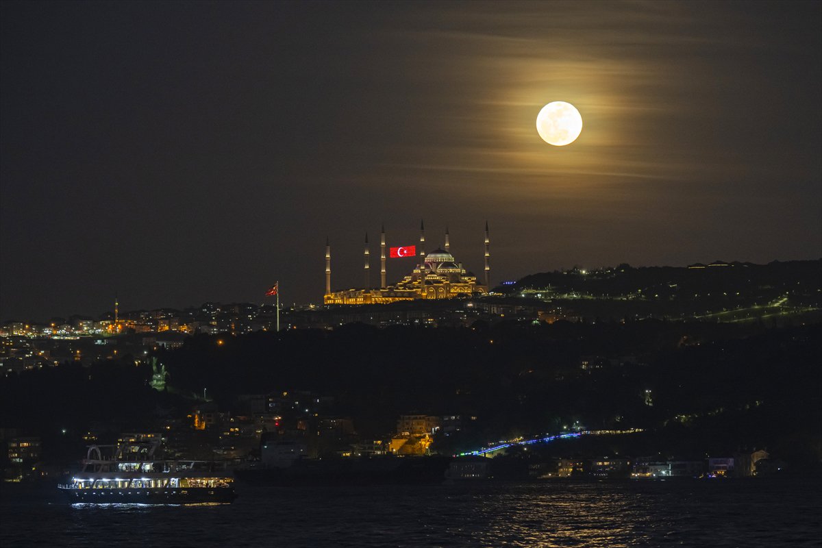 Dolunay, Büyük Çamlıca Camii'ni aydınlatarak yükselirken görüntülendi