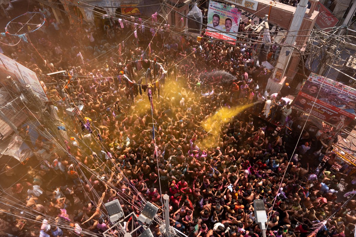 Hindistan'da on binlerce kişinin kutladığı 'Holi' bahar festivali renkli görüntülere sahne oldu