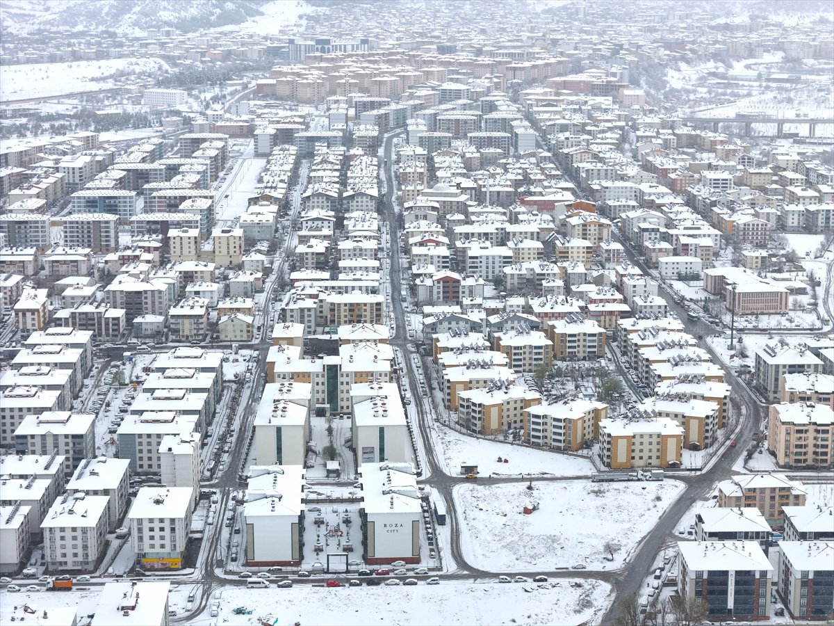 Bingöl'de şehir beyaza büründü