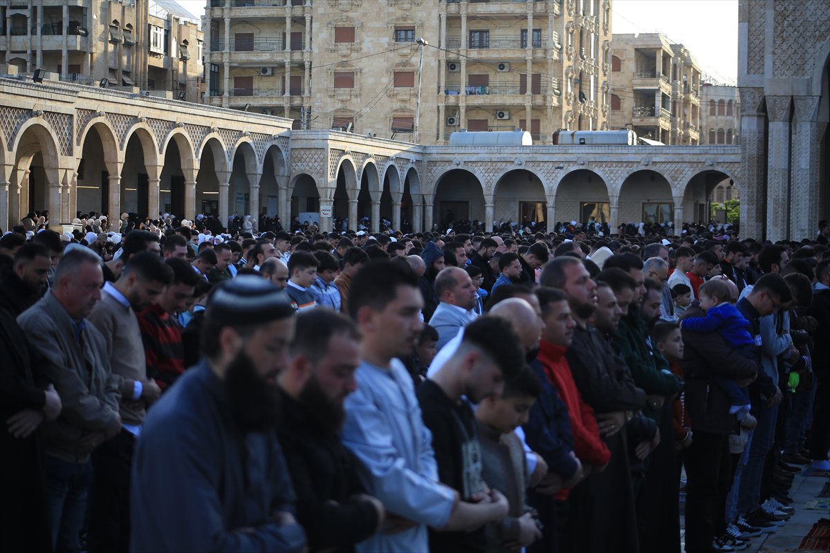 Suriye'de Esad rejimi sonrası ilk bayram namazı