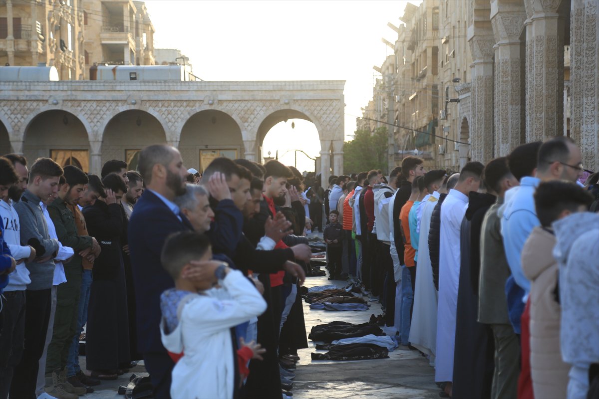 Suriye'de Esad rejimi sonrası ilk bayram namazı