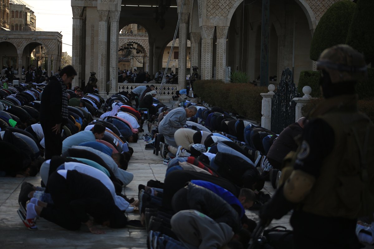 Suriye'de Esad rejimi sonrası ilk bayram namazı