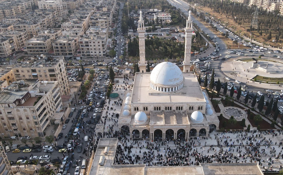 Suriye'de Esad rejimi sonrası ilk bayram namazı