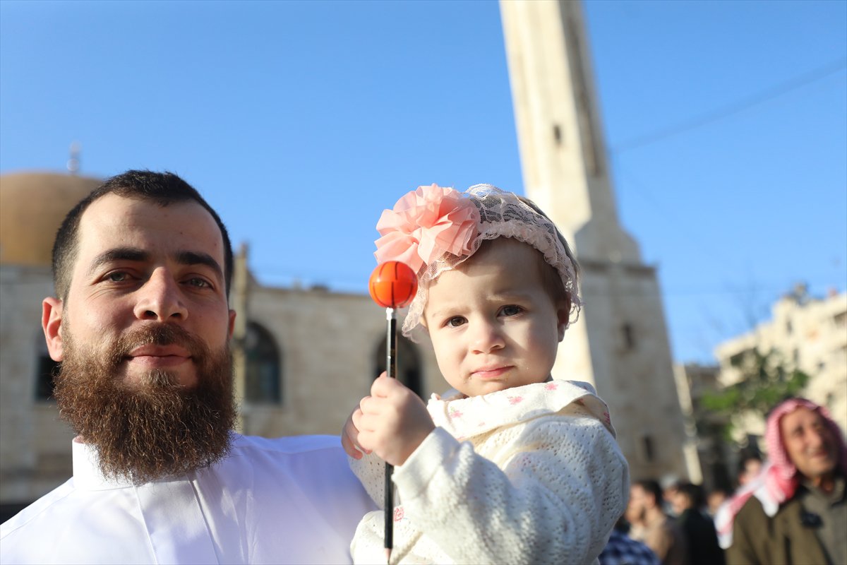 Suriye'de Esad rejimi sonrası ilk bayram namazı