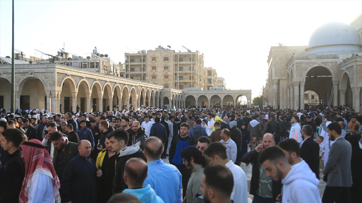 Suriye'de Esad rejimi sonrası ilk bayram namazı