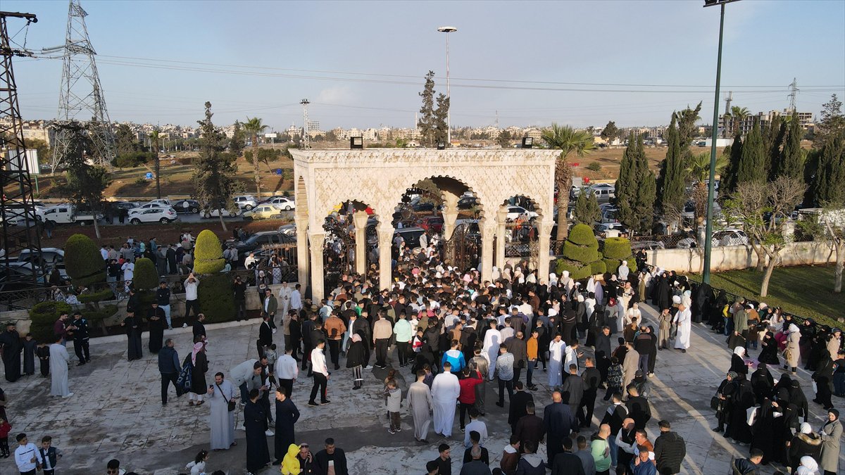 Suriye'de Esad rejimi sonrası ilk bayram namazı