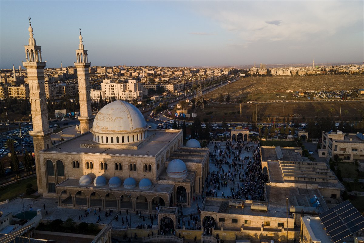 Suriye'de Esad rejimi sonrası ilk bayram namazı