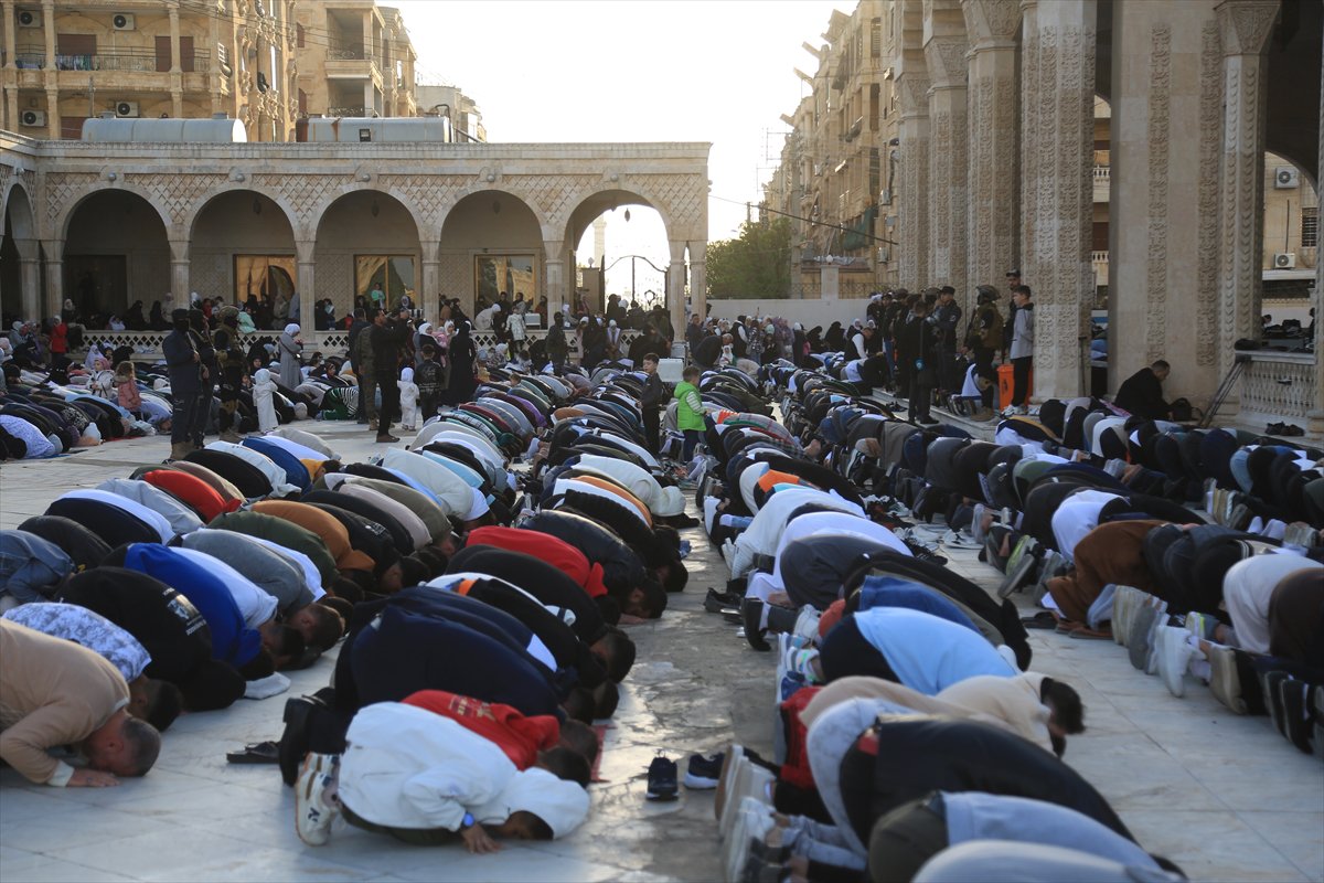 Suriye'de Esad rejimi sonrası ilk bayram namazı