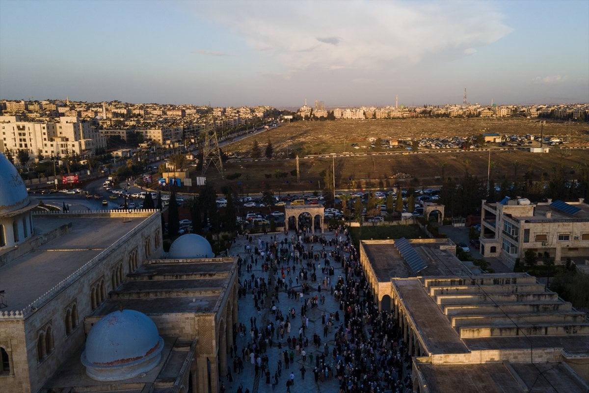 Suriye'de Esad rejimi sonrası ilk bayram namazı