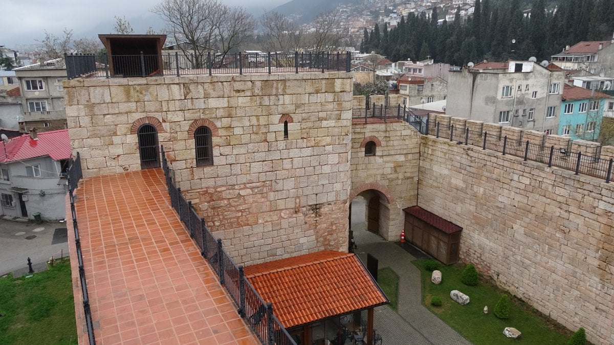 Bursa'nın 2 bin 500 yıllık infaz kapısı, sanat galerisine dönüştü