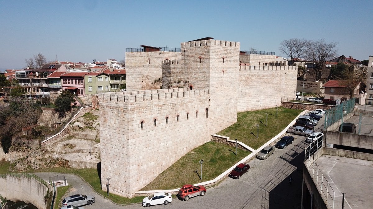 Bursa'nın 2 bin 500 yıllık infaz kapısı, sanat galerisine dönüştü