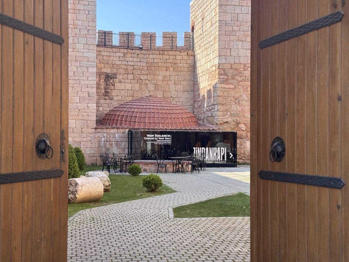 Bursa'nın 2 bin 500 yıllık infaz kapısı, sanat galerisine dönüştü