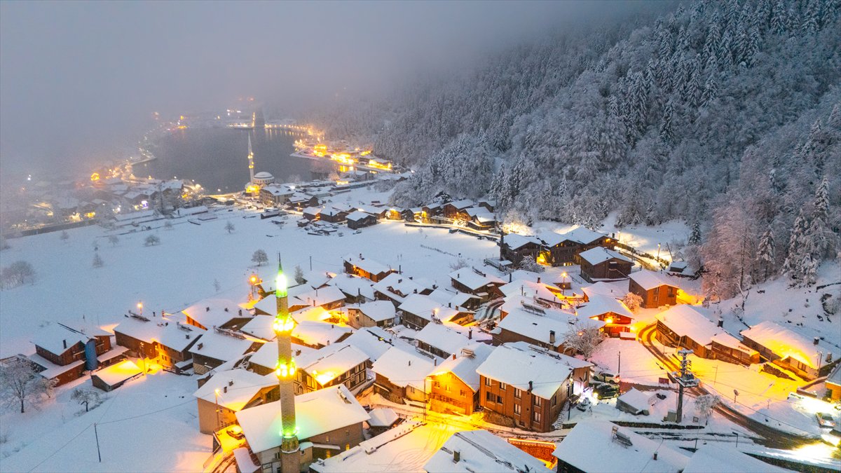 Uzungöl kar yağışının ardından beyaz örtüyle kaplandı