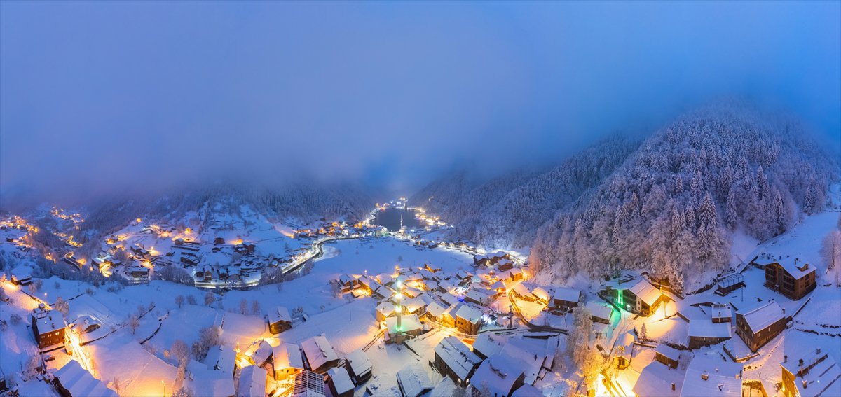 Uzungöl kar yağışının ardından beyaz örtüyle kaplandı