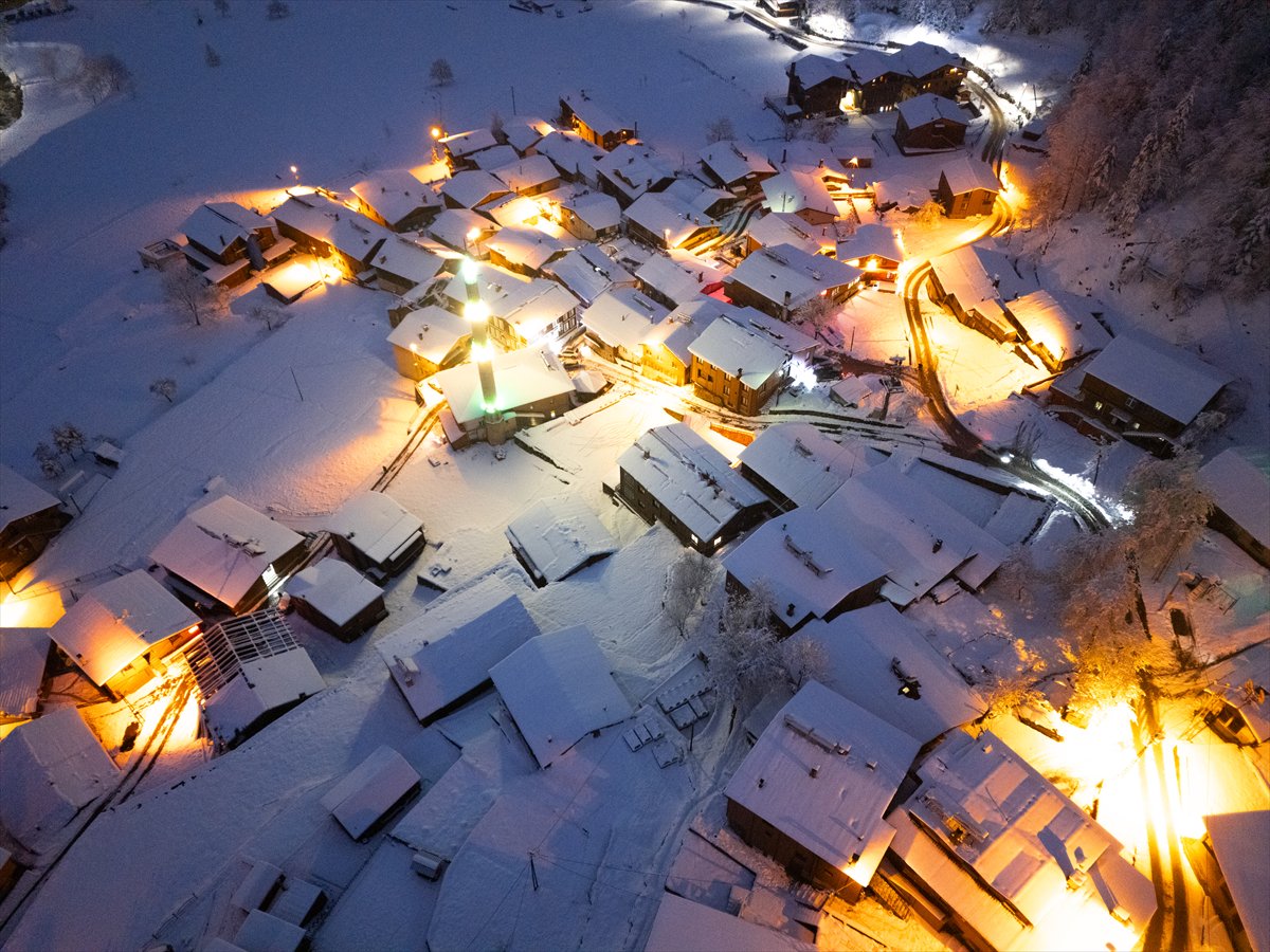 Uzungöl kar yağışının ardından beyaz örtüyle kaplandı
