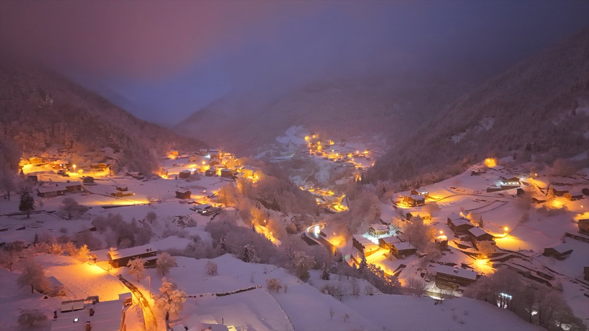 Uzungöl kar yağışının ardından beyaz örtüyle kaplandı