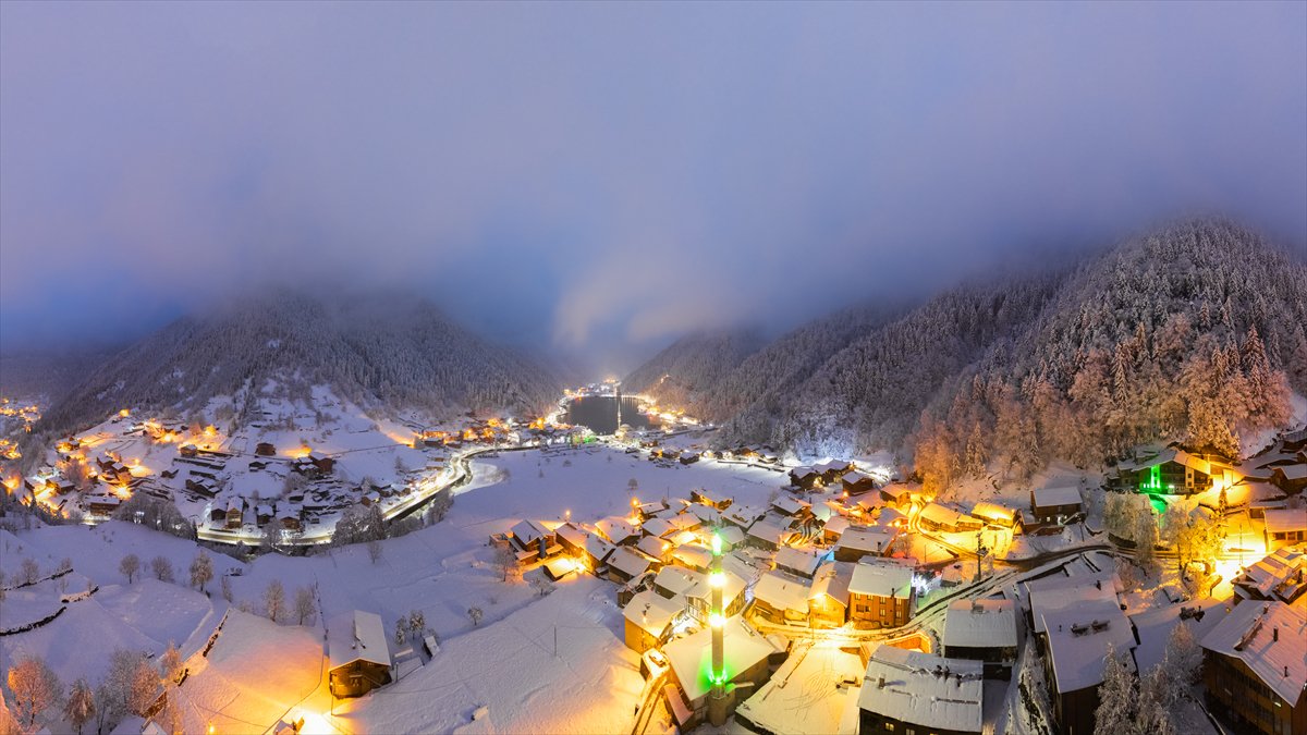 Uzungöl kar yağışının ardından beyaz örtüyle kaplandı