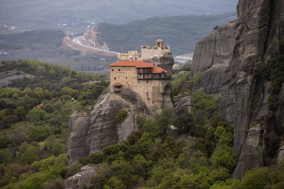 Yunanistan'ın Meteora manastırları doğa tutkunlarının ilgi odağı oldu