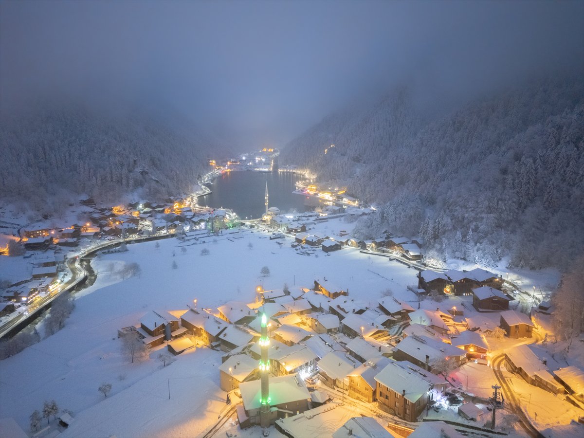 Uzungöl kar yağışının ardından beyaz örtüyle kaplandı
