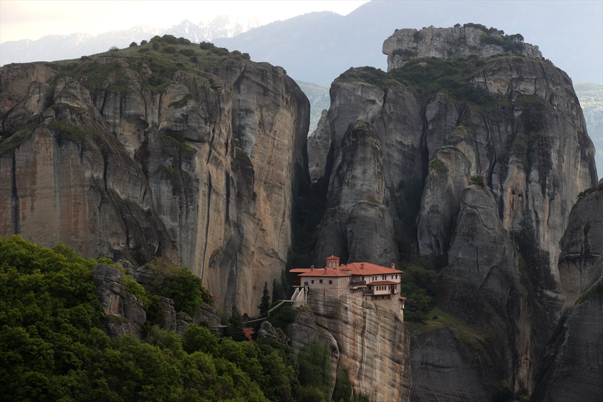 Yunanistan'ın Meteora manastırları doğa tutkunlarının ilgi odağı oldu