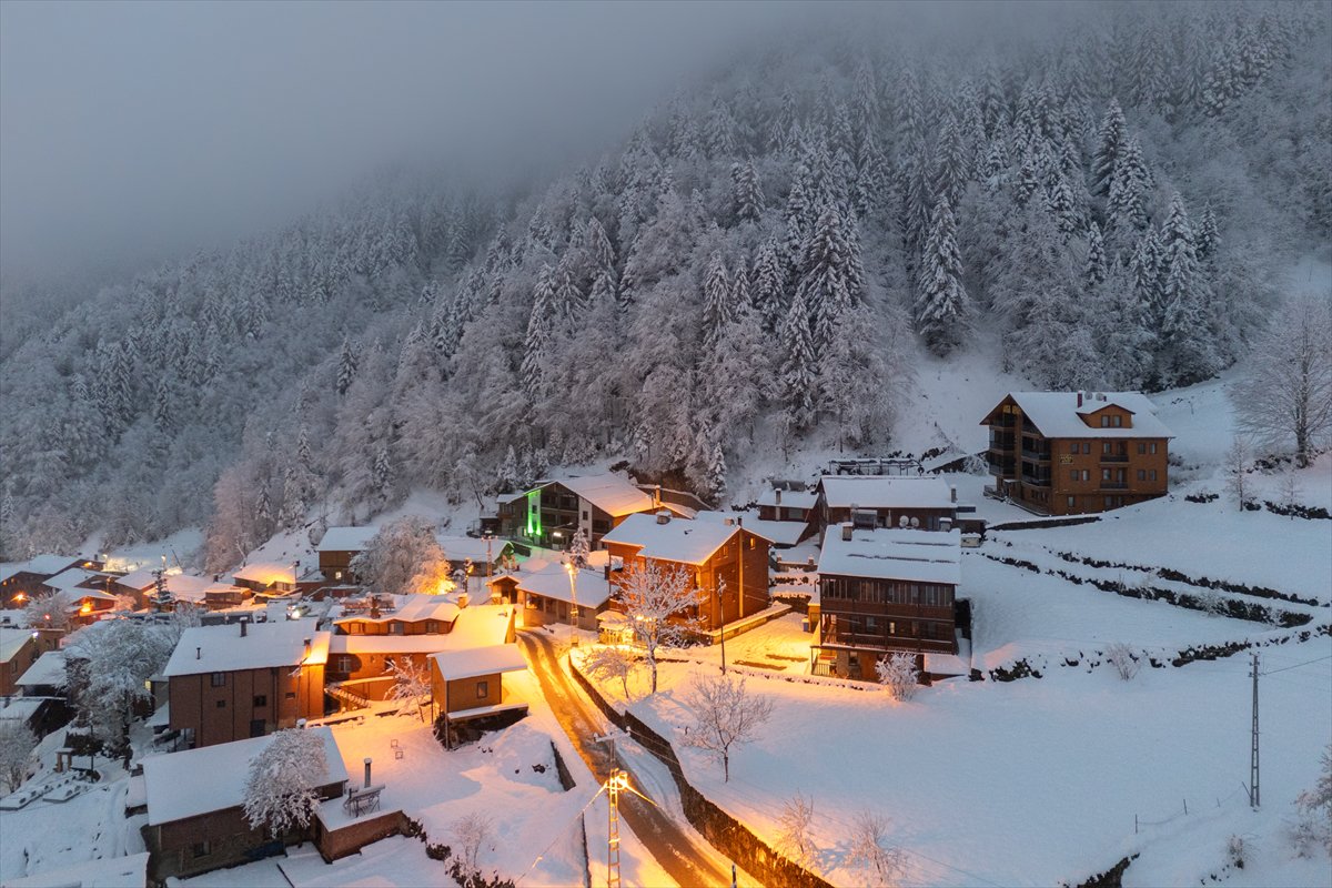 Uzungöl kar yağışının ardından beyaz örtüyle kaplandı