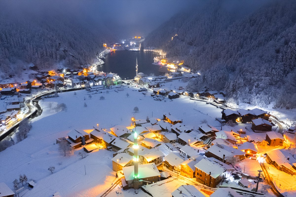 Uzungöl kar yağışının ardından beyaz örtüyle kaplandı