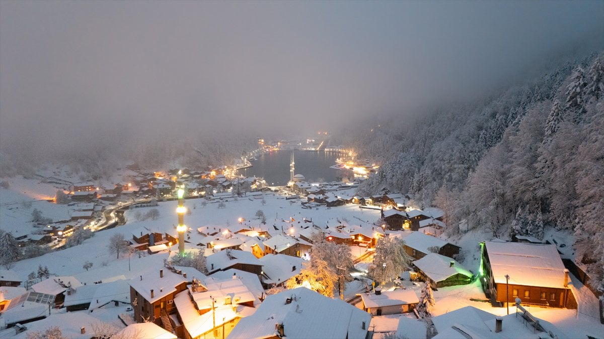 Uzungöl kar yağışının ardından beyaz örtüyle kaplandı
