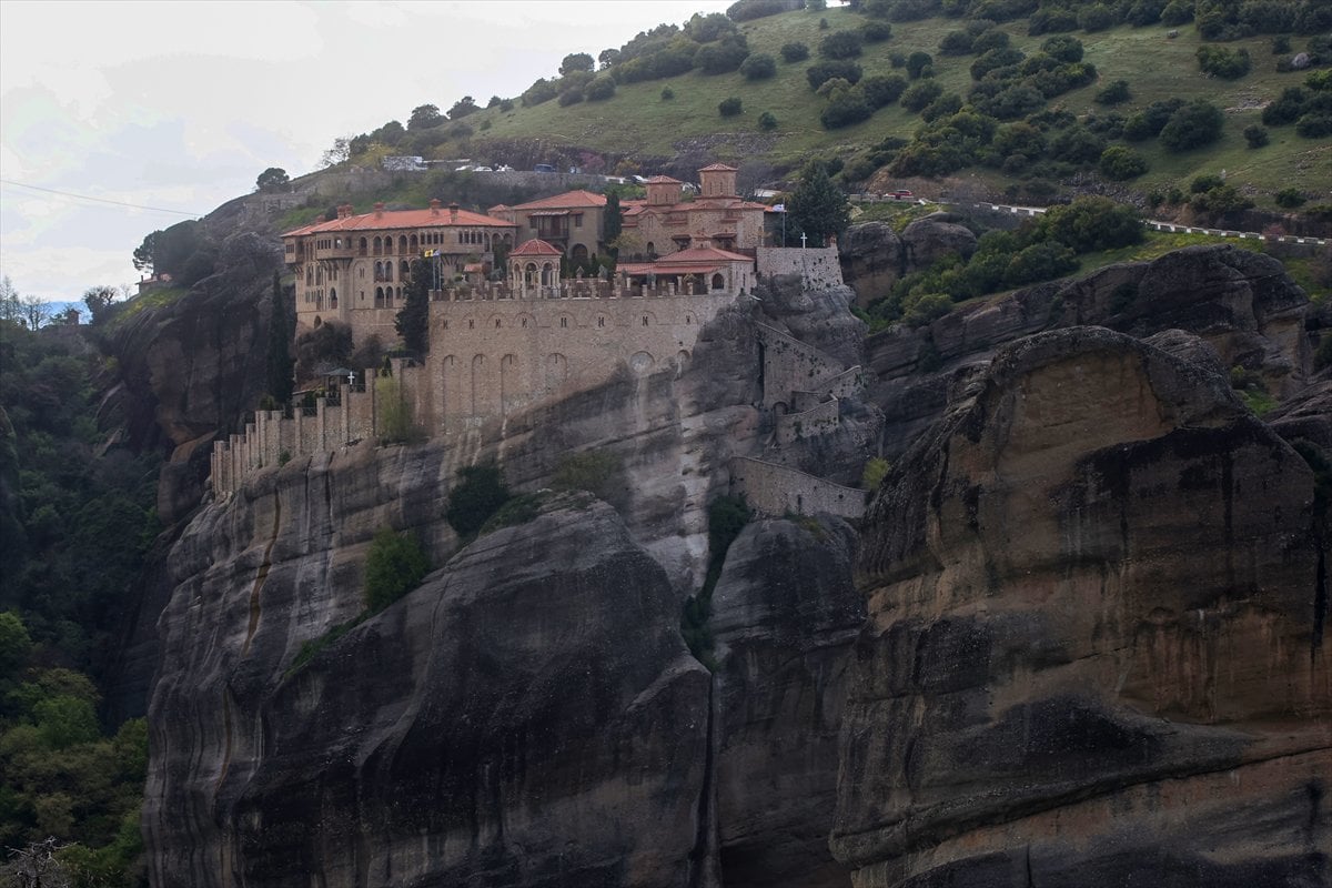 Yunanistan'ın Meteora manastırları doğa tutkunlarının ilgi odağı oldu