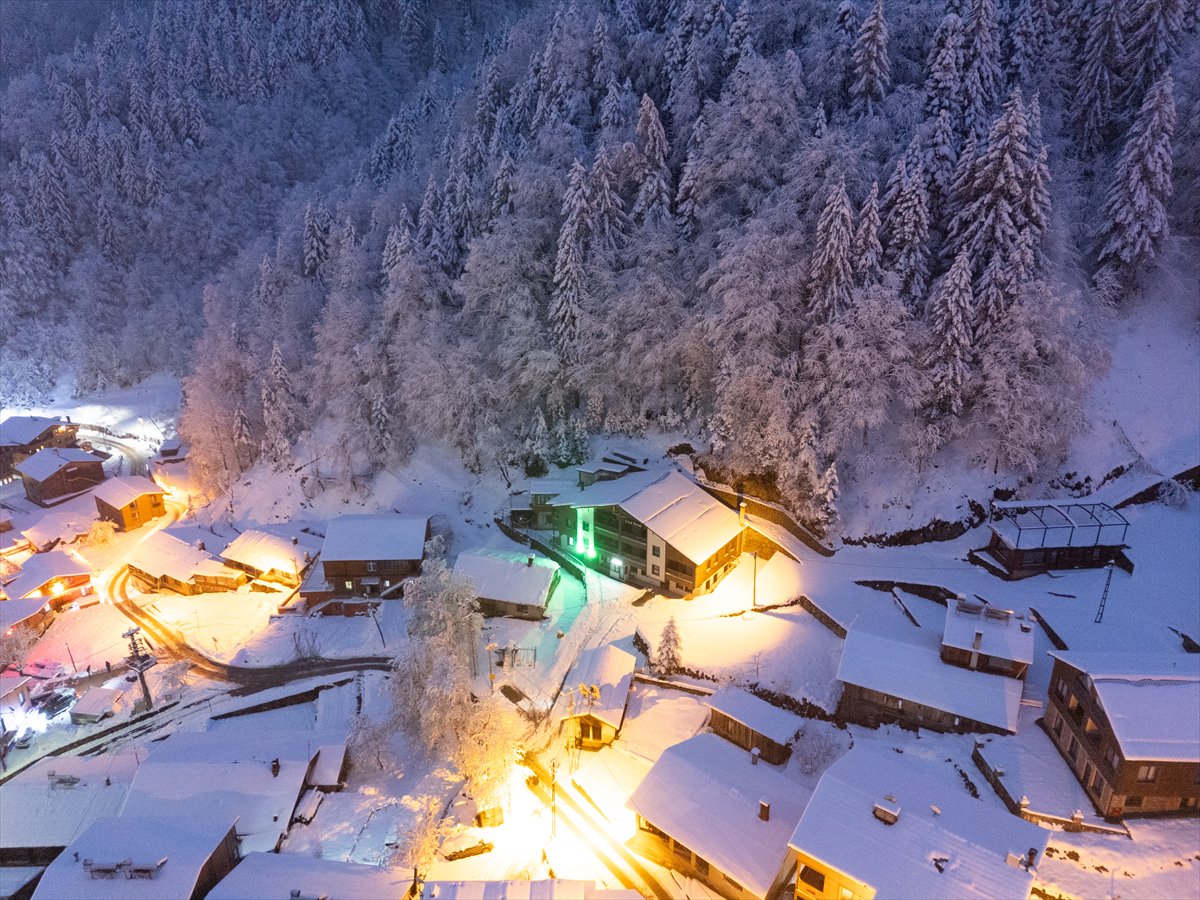 Uzungöl kar yağışının ardından beyaz örtüyle kaplandı