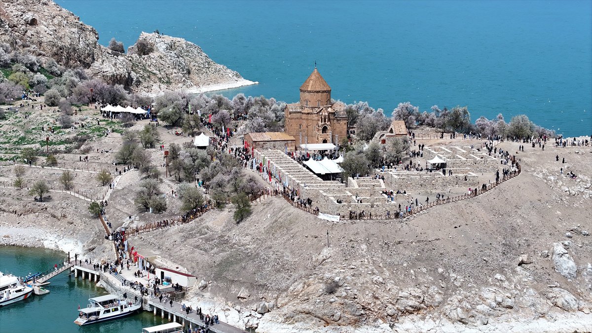 Akdamar Adası, Badem Çiçekleri Festivaliyle renkli görüntülere sahne oldu