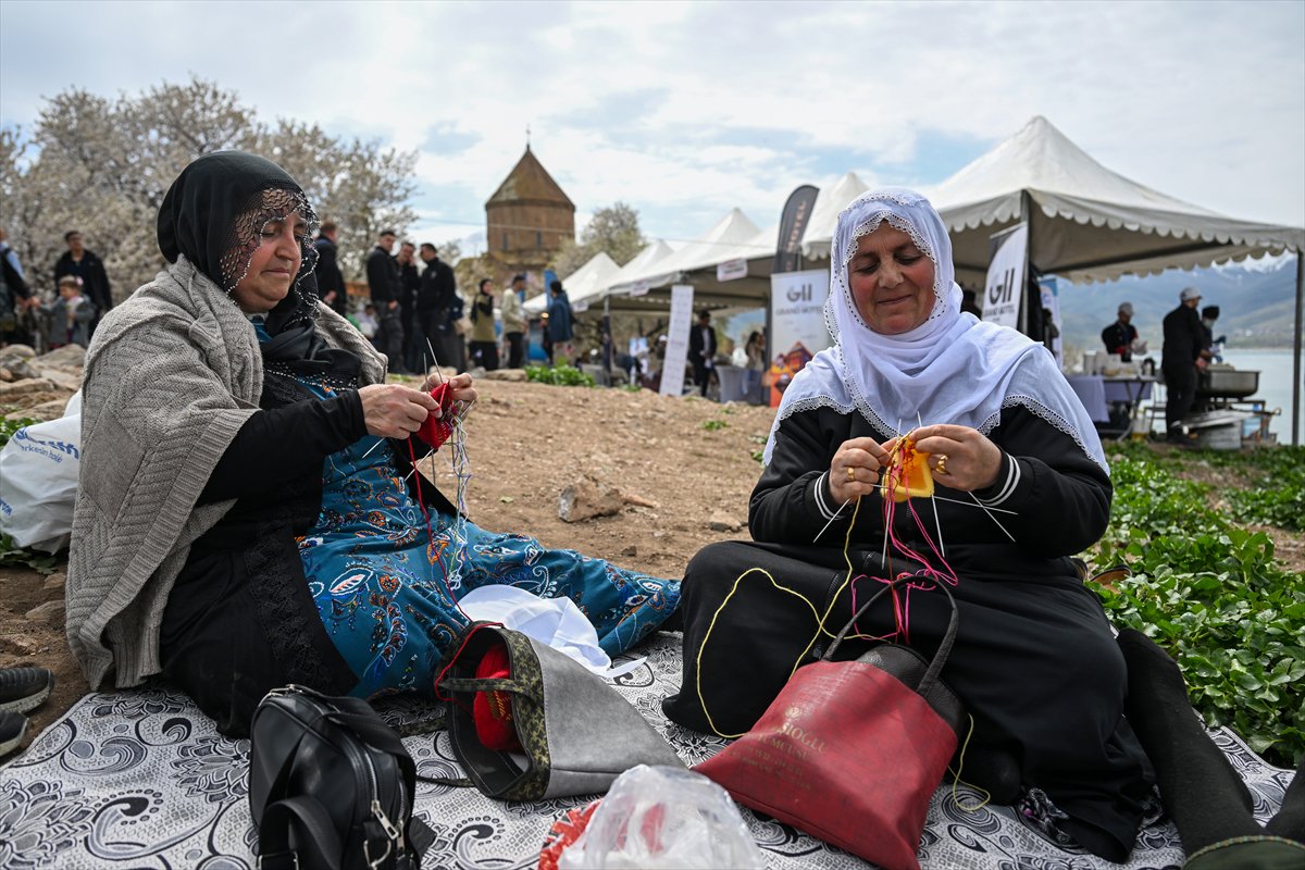Akdamar Adası, Badem Çiçekleri Festivaliyle renkli görüntülere sahne oldu