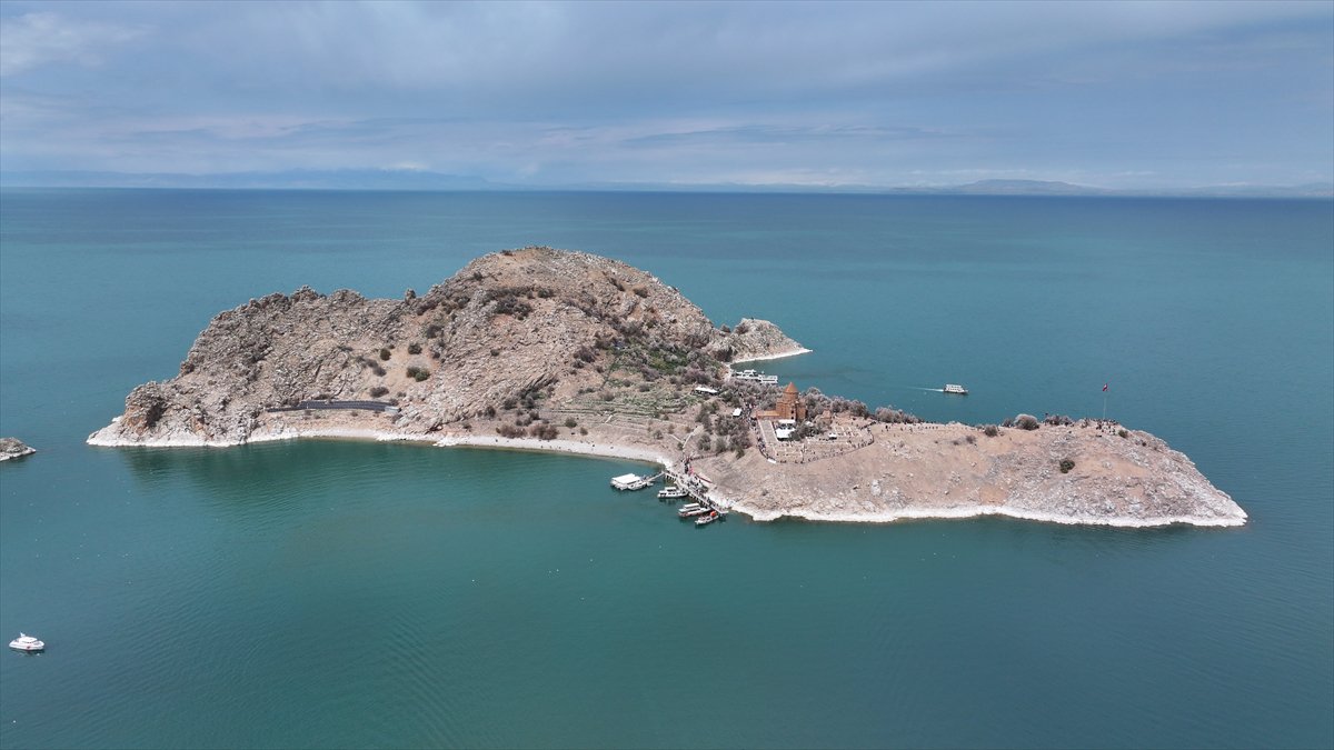 Akdamar Adası, Badem Çiçekleri Festivaliyle renkli görüntülere sahne oldu