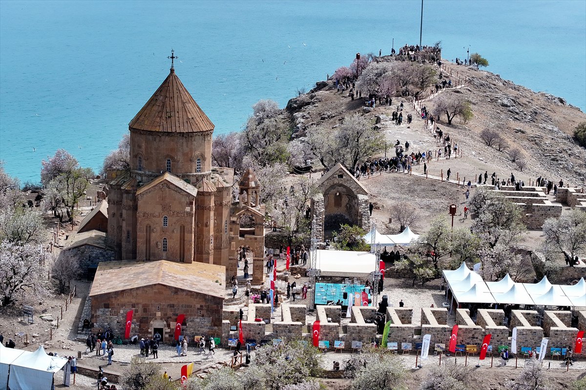 Akdamar Adası, Badem Çiçekleri Festivaliyle renkli görüntülere sahne oldu